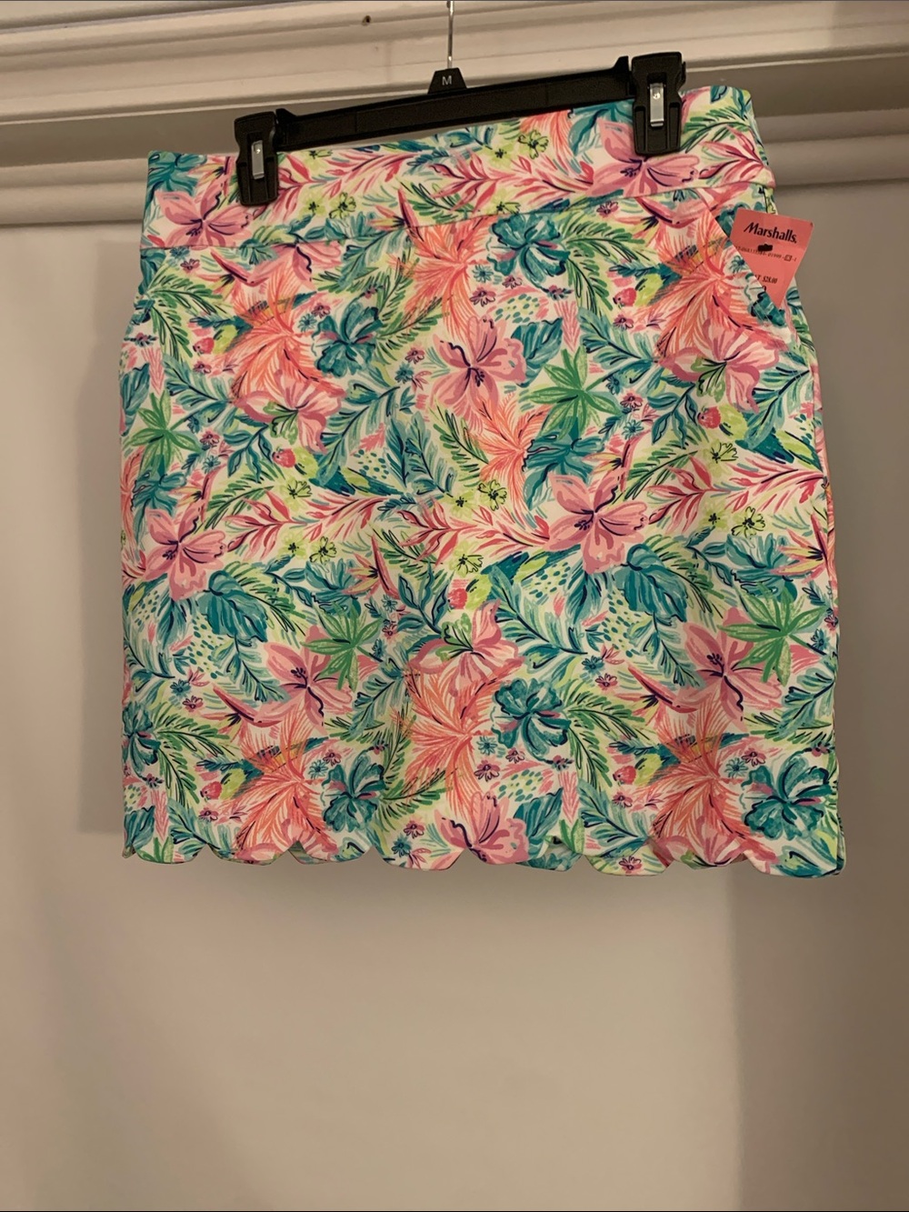 Stella Parker Large Sport Skort. 
3 pockets 
Waist: 17"
Length:19"
Hips: 20"